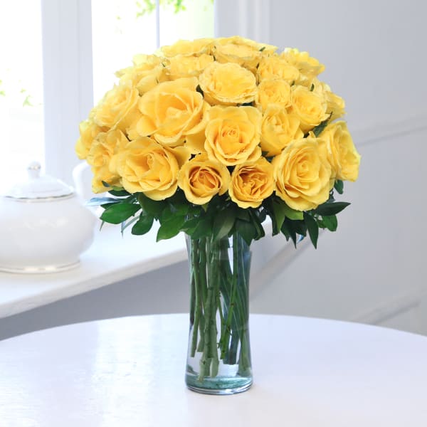 Beautiful 10 Yellow Roses in a Glass Vase