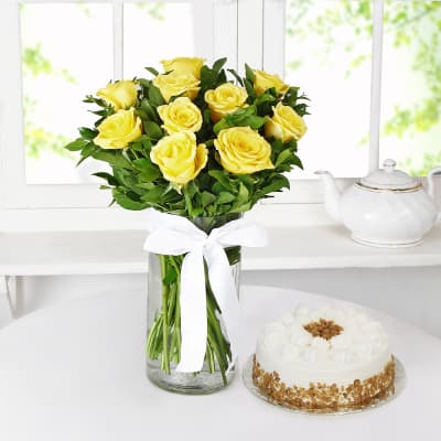 Beautiful 10 Roses with Butterscotch Cake (Half Kg)