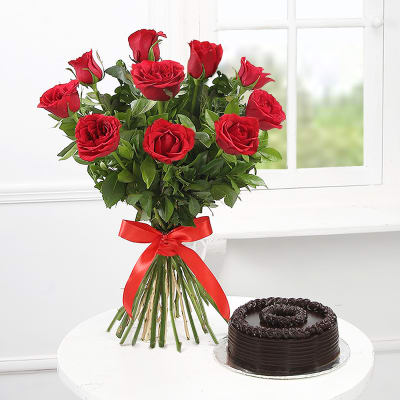 Bouquet of 10 Red Roses with Chocolate Cake (Half Kg)