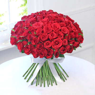 Bunch of 100 Red Roses with One Kg Black Forest Cake