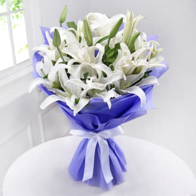 Bunch of 6 White Lilies with Black Forest Cake (Half Kg)