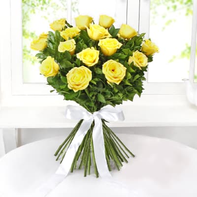 Bunch of 15 Yellow Roses with Chocolate Cake (Half Kg)