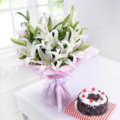 Bunch of 6 White Lilies with Black Forest Cake (Half Kg)